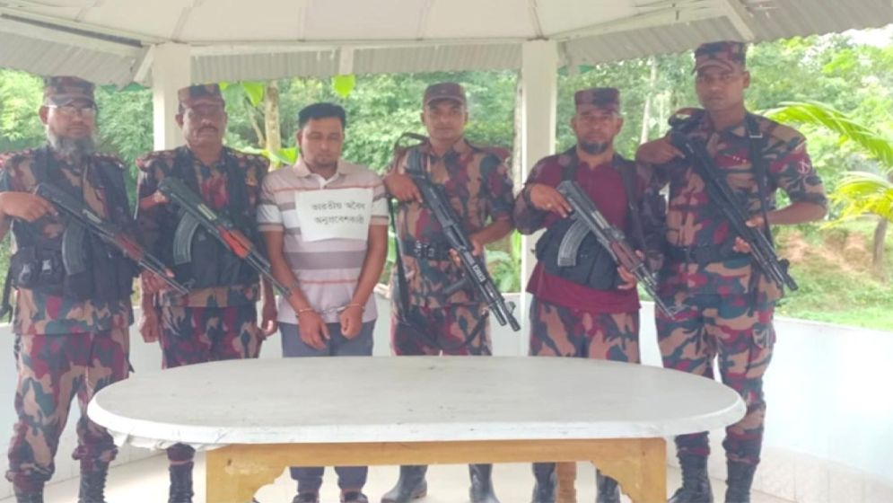 মৌলভীবাজার সীমান্তে আধার কার্ডসহ ভারতীয় নাগরিক আটক